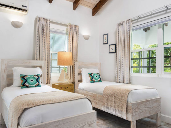 Turtle Cove Area villa with hot tub and private freshwater pool